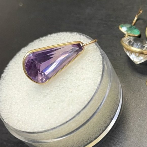 Unique 6.7CT NaturalPurple Amethyst Gem Charm in Solid 14K Yellow Gold 22x11mm
